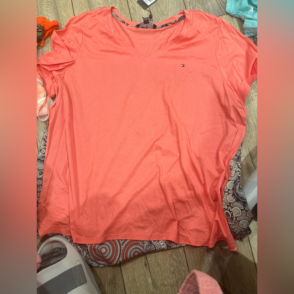 NWT women’s Tommy Hilfiger v-neck printed shirt